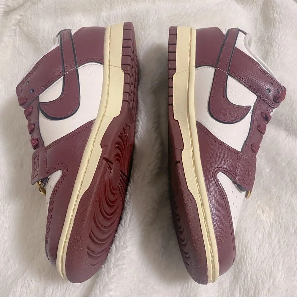 Nike Dunk Low SE- Sail Team Red. - Picture 3 of 9